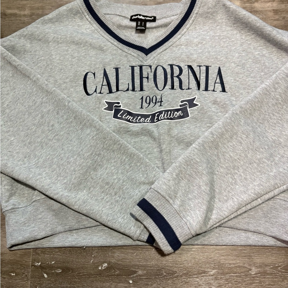 Charlotte Russe Gray V‑Neck Sweater with Navy Graphic